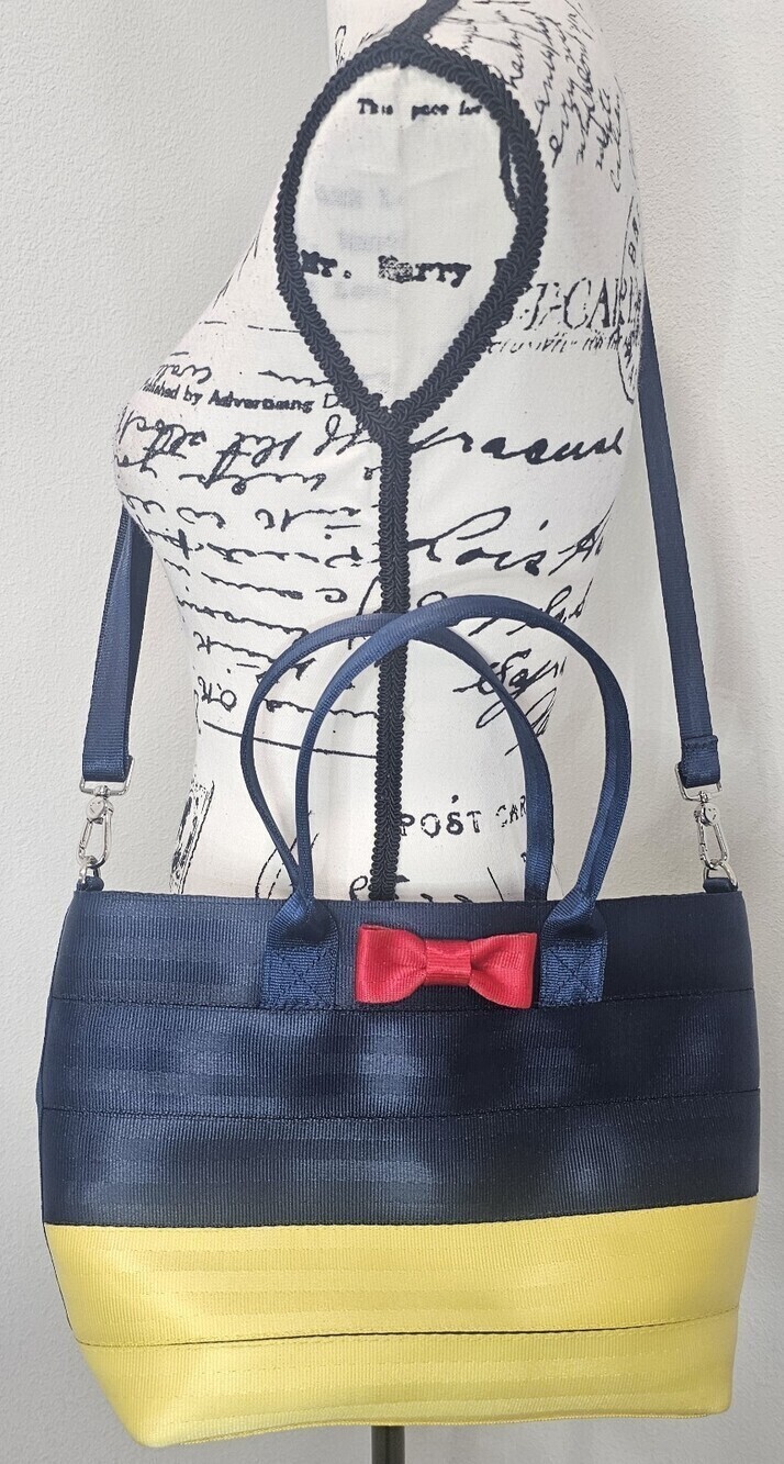 Harveys Seatbelt Bags Disney Snow White Mini Streamline Tote Bag Purse NEW